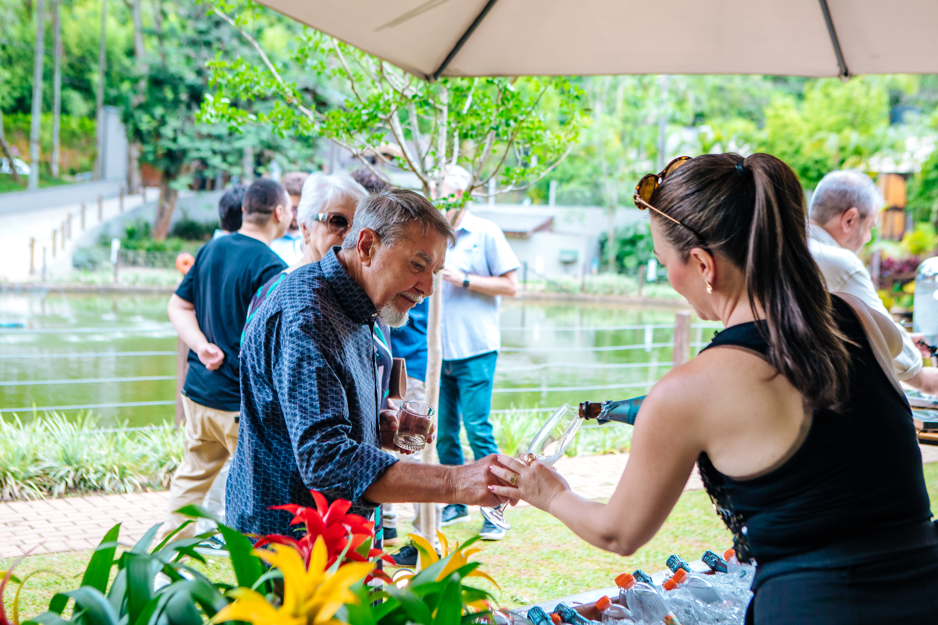 Atendimento e recepção de convidados em evento corporativo